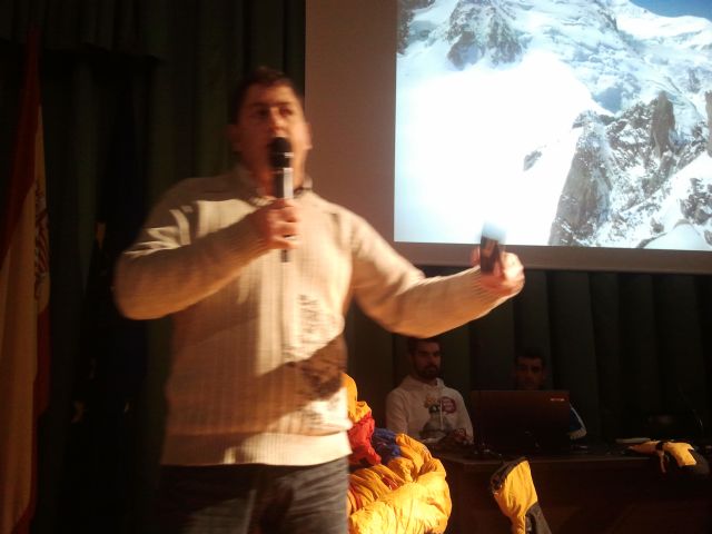 El alpinista Carlos Garranzo comparte sus experiencias con alumnos del IES Politecnico - 1, Foto 1