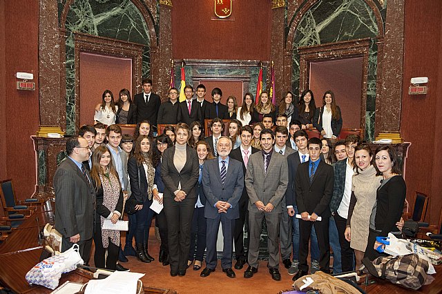 El presidente de la Asamblea posa con los estudiantes, su profesor y representantes de la Fundación San Patricio, Foto 2