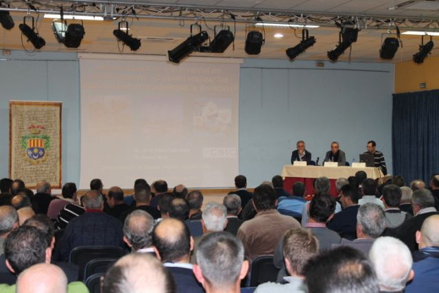 El Concejal de Agricultura Francisco Pérez informó a un salón de actos repleto de agricultores sobre las distintas acciones y ayudas a la agricultura - 1, Foto 1