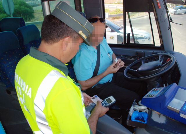 Agente participando en un dispositivo de control de inspección de transporte escolar y de menores., Foto 1