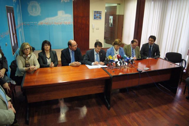 La alcaldesa alaba la gestión de los diputados nacionales del PP por Murcia al proponer que se bonifiquen varias tasas que los comuneros pagan por el agua tras las inundaciones de septiembre, Foto 2