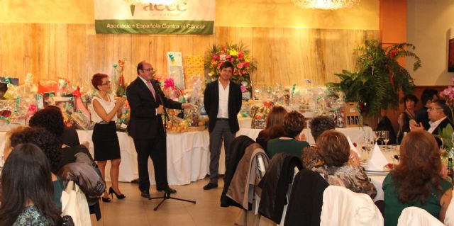 Cerca de 300 lumbrerenses se sumaron a la cena benéfica de la Asociación Contra el Cáncer que fue presentada por Antonio Hidalgo - 1, Foto 1