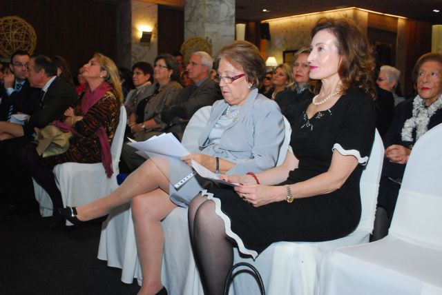 La catedrática María Trinidad Herrero recibe el Premio Mujer 2012 por su tarea investigadora - 1, Foto 1