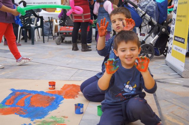 Éxito de participación en los talleres y juegos organizados en la Plaza Balsa Vieja para conmemorar el Día Internacional de los Derechos del Niñ@ - 1, Foto 1