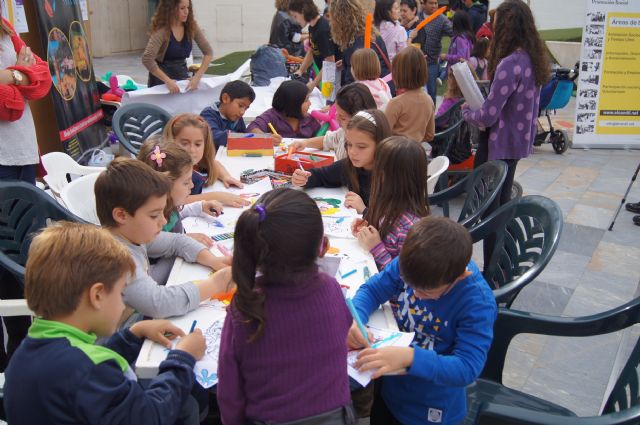 Éxito de participación en los talleres y juegos organizados en la Plaza Balsa Vieja para conmemorar el Día Internacional de los Derechos del Niñ@ - 4, Foto 4