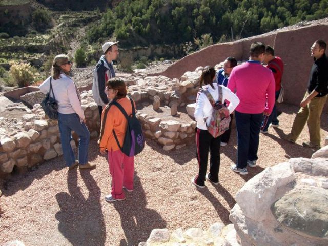 Alumnos del Centro de Día José Moyá visitan el Yacimiento Arqueológico de La Bastida para conocer los últimos descubrimientos, Foto 2