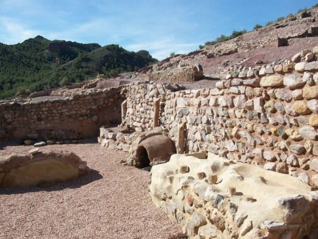 Alumnos del Centro de Día José Moyá visitan el Yacimiento Arqueológico de La Bastida para conocer los últimos descubrimientos, Foto 3
