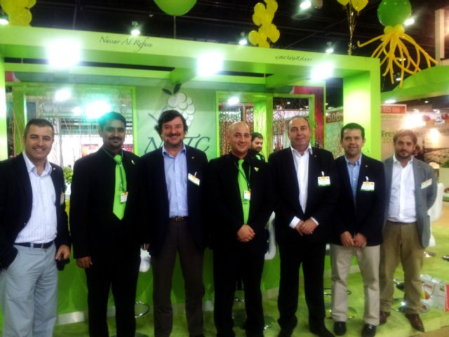 La delegación de PROEXPORT posa con los jefes de compras de la firma dubaití Nassar Al Refaee, uno de los principales importadores de frutas y verduras en el Golfo Pérsico., Foto 1
