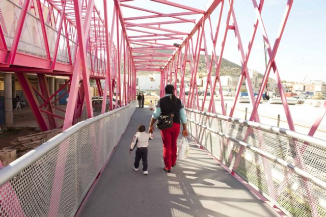 Entra en servicio la pasarela rosa de la Rambla de Benipila - 1, Foto 1