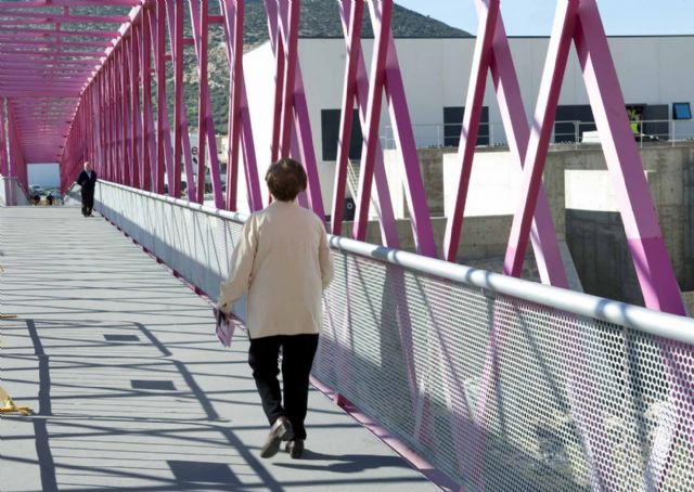 Entra en servicio la pasarela rosa de la Rambla de Benipila - 2, Foto 2