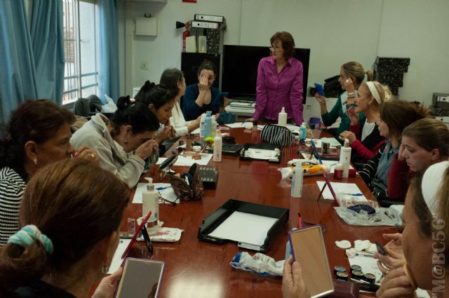 El Banco del Tiempo incorpora con éxito un taller de automaquillaje - 1, Foto 1