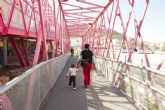 Entra en servicio la pasarela rosa de la Rambla de Benipila