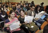 Alumnos de titulaciones sanitarias reciben los diplomas de las becas de prcticas rurales