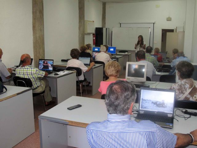 Los mayores aprenden a manejar el ordenador - 1, Foto 1