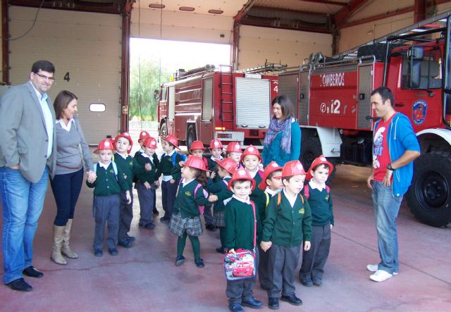 Alumnos del colegio María Inmaculada visitan el Parque de Bomberos de Águilas - 1, Foto 1
