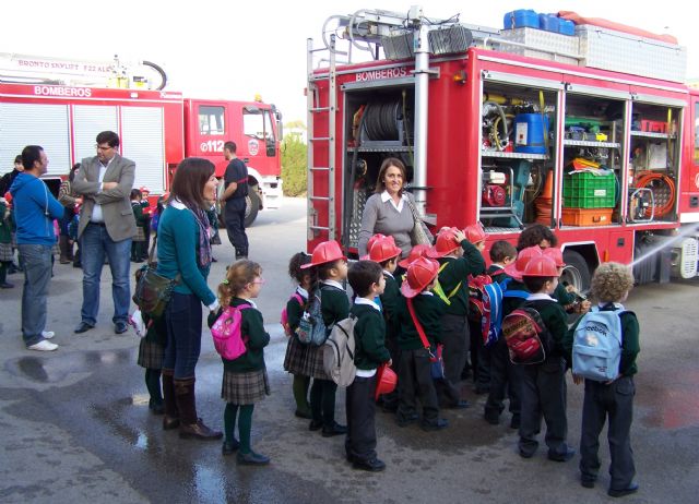 Alumnos del colegio María Inmaculada visitan el Parque de Bomberos de Águilas - 2, Foto 2