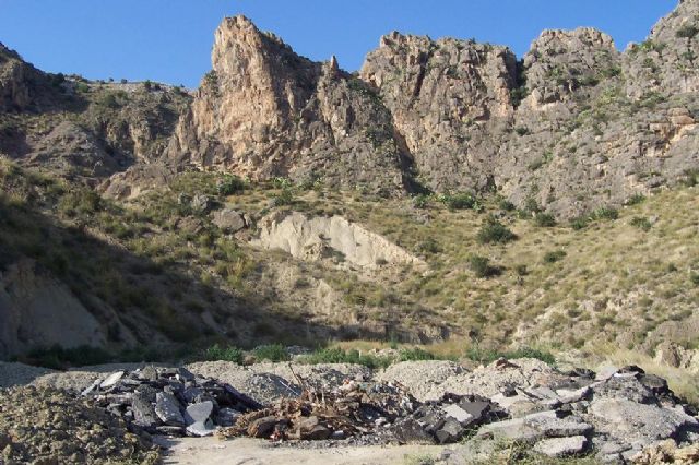 Ecologistas en Acción denuncia que los vertederos ilegales deterioran desde hace años el entorno de la Carraila en Abarán - 1, Foto 1