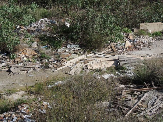 Ecologistas en Acción denuncia que los vertederos ilegales deterioran desde hace años el entorno de la Carraila en Abarán - 2, Foto 2