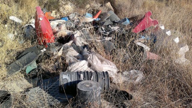 Ecologistas en Acción denuncia que los vertederos ilegales deterioran desde hace años el entorno de la Carraila en Abarán - 5, Foto 5