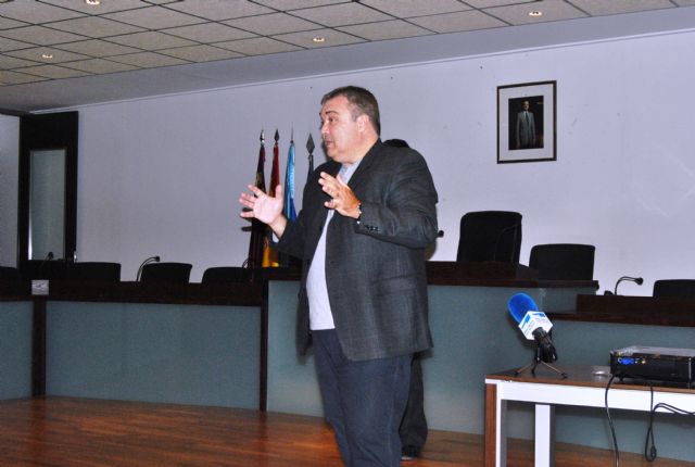 El escritor Gabriel Carrión aseguró que los medios de comunicación se empiezan a convertir en contadores de casos de violencia de género - 2, Foto 2