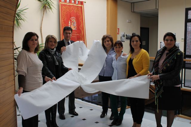 El balcn principal del Ayuntamiento luce un lazo en solidaridad contra la violencia de gnero, Foto 2