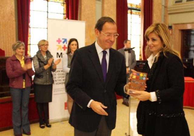 El Alcalde entrega el premio Murcia en Igualdad a dos magistradas de los Juzgados de Violencia sobre la Mujer - 3, Foto 3