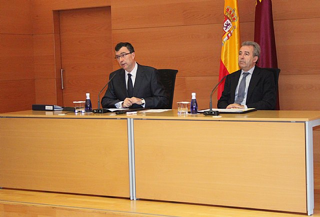 El portavoz del Ejecutivo regional, José Ballesta, y el consejero de Agricultura y Agua, Antonio Cerdá, en la rueda de prensa para informar de los asuntos aprobados en la reunión del Consejo de Gobierno., Foto 1