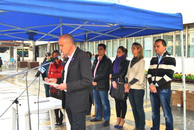 El alcalde leyó el manifiesto institucional contra la violencia de género, tras guardar un minuto de silencio, en la plaza de España - 1, Foto 1