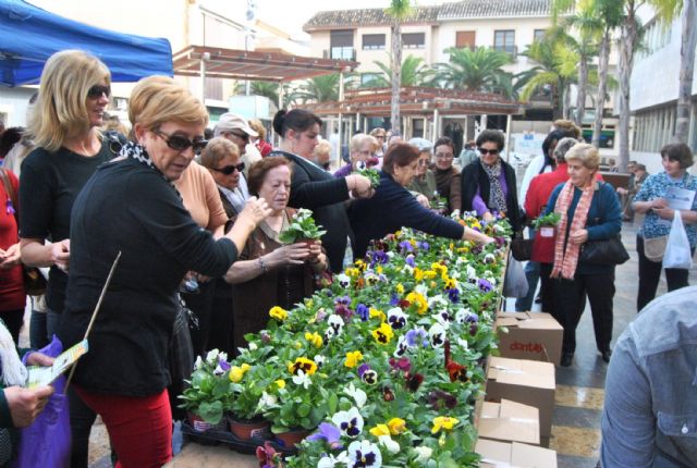El alcalde leyó el manifiesto institucional contra la violencia de género, tras guardar un minuto de silencio, en la plaza de España - 2, Foto 2