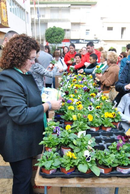 El alcalde leyó el manifiesto institucional contra la violencia de género, tras guardar un minuto de silencio, en la plaza de España - 3, Foto 3