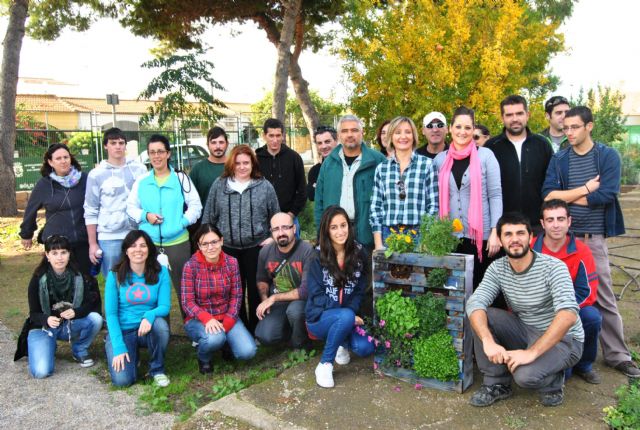 Los alumnos del taller de huertos en espacios reducidos despiden el curso con un jardín vertical en un palé - 1, Foto 1