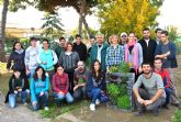Los alumnos del taller de huertos en espacios reducidos despiden el curso con un jardn vertical en un pal