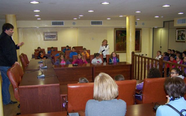 Estudiantes aguileños visitan el Ayuntamiento con motivo del Día de la Constitución - 1, Foto 1
