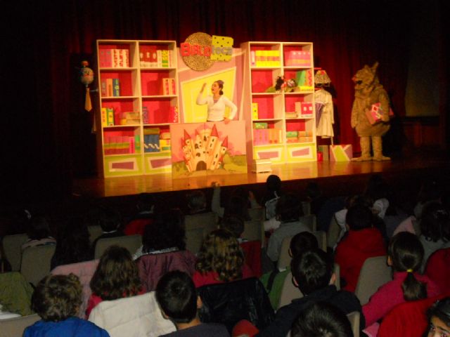 La compañía Jácara Teatro puso en escena la obra infantil Violeta y Pantagruel, Foto 1
