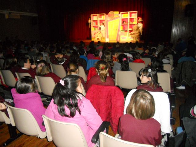 La compañía Jácara Teatro puso en escena la obra infantil Violeta y Pantagruel, Foto 2