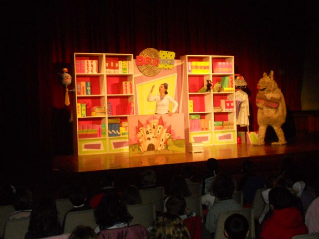La compañía Jácara Teatro puso en escena la obra infantil Violeta y Pantagruel, Foto 3