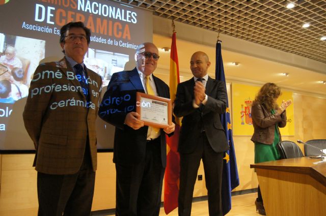 El alfarero Bartolomé Bellón recibe el reconocimiento como finalista de los premios nacionales de cerámica, Foto 1