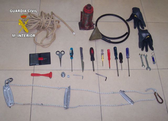 La Guardia Civil sorprende in fraganti a dos personas por el robo en un centro deportivo y responsables de varios robos en interior de vehículos en una urbanización - 1, Foto 1