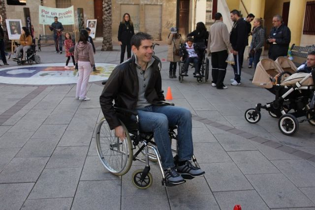 Kike se pone en la piel de un discapacitado físico y sensorial en Albatera con motivo del Día Internacional - 2, Foto 2