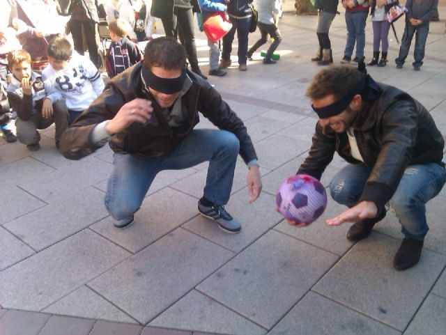 Kike se pone en la piel de un discapacitado físico y sensorial en Albatera con motivo del Día Internacional - 3, Foto 3