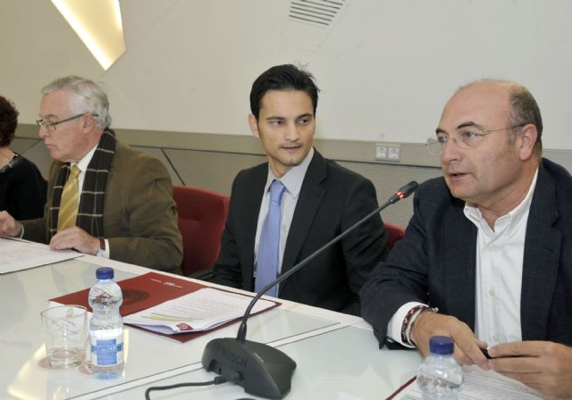 La Universidad de Murcia firma un convenio para la formación en materia deportiva - 1, Foto 1