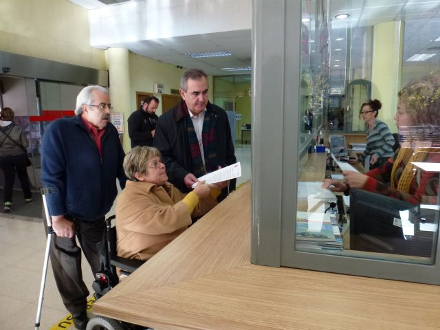 El PSOE presenta 1.500 firmas para que el transporte ferroviario se haga accesible a las personas con discapacidad - 1, Foto 1