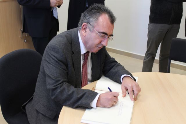 El consejero Manuel Campos acerca la Constitución española a los escolares del IES n° 2 torreño - 2, Foto 2