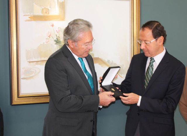 El Club Taurino entrega la Medalla de Oro al Alcalde en reconocimiento a su apoyo y colaboración - 1, Foto 1
