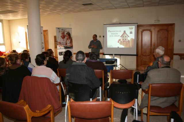 20 mayores asisten en Lorquí a una charla sobre prevención de riesgos en el hogar - 2, Foto 2