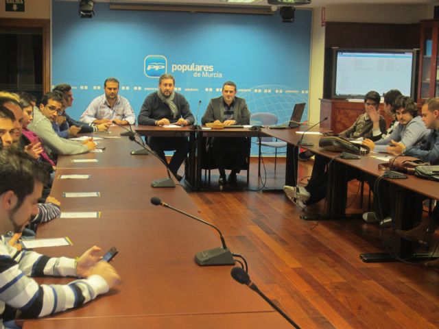 NN GG se reúne con asociaciones de estudiantes de la Región para explicar la campaña informativa #AprobarlaEducación - 1, Foto 1