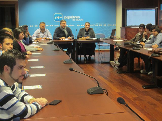 NN GG se reúne con asociaciones de estudiantes de la Región para explicar la campaña informativa #AprobarlaEducación - 2, Foto 2