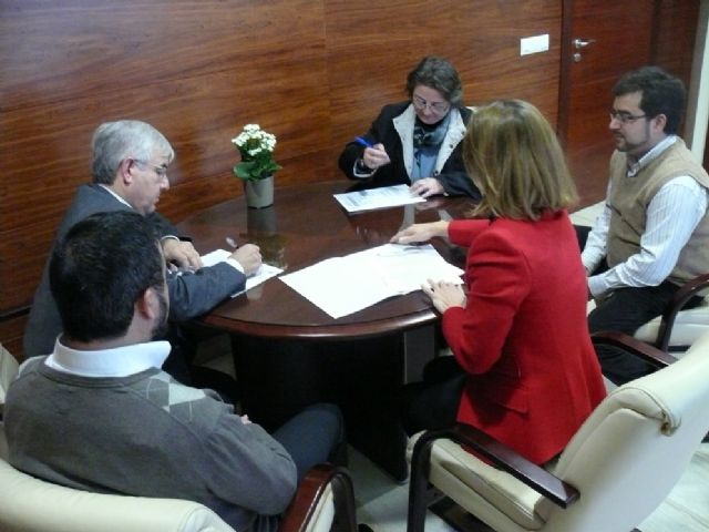 El Ayuntamiento y Cáritas Interparroquial firman el Convenio para 2012 - 2, Foto 2