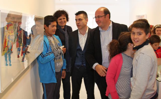 El Alcalde y el Director General de Industrias Culturales y de las Artes visitan la exposición El Cómic: Historia del Arte invisible que se expone en la Casa de los Duendes - 1, Foto 1
