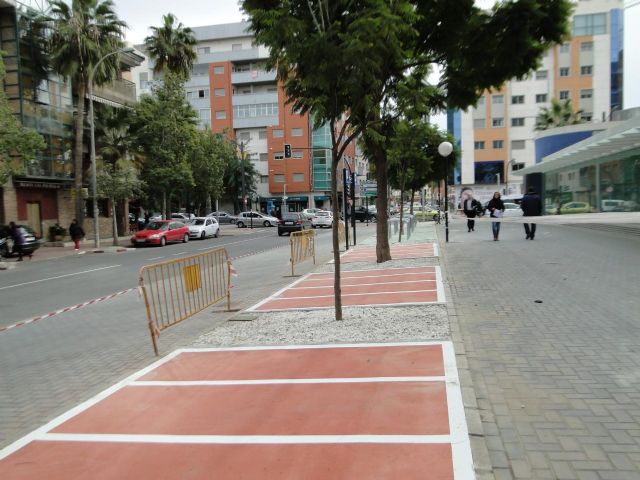 Los usuarios y trabajadores del nuevo edificio de Abenarabi ya disponen de aparcabicis y aparcamiento para motos - 1, Foto 1